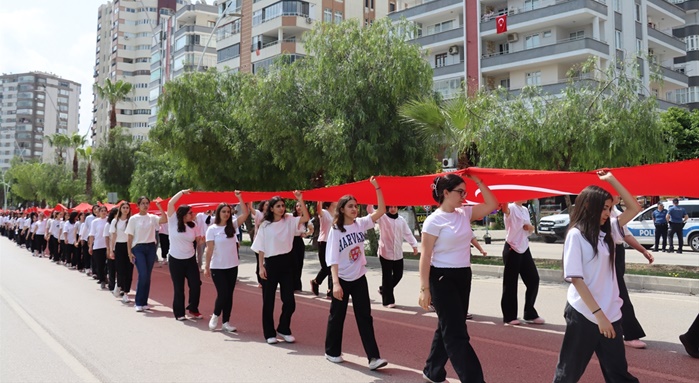 Adana'da 100 metrelik Türk Bayrağı ile yürüyüş yapıldı