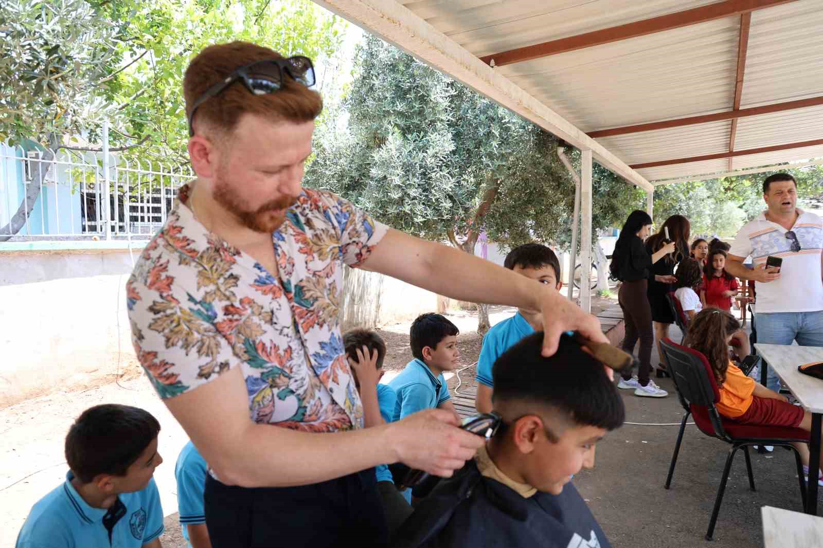 Gönüllü kuaförlerden okul bahçesinde ücretsiz tıraş