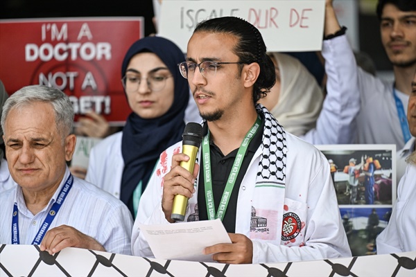 Adana'da sağlık çalışanları İsrail'in Gazze'ye yönelik saldırılarını protesto etti