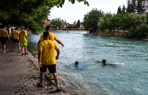 Adana'da "gönüllü cankurtaran"ların sulama kanalı nöbeti