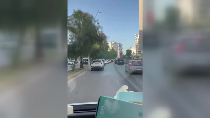 Adana'da sürücülerin ambulansa yol vermesi kamerada