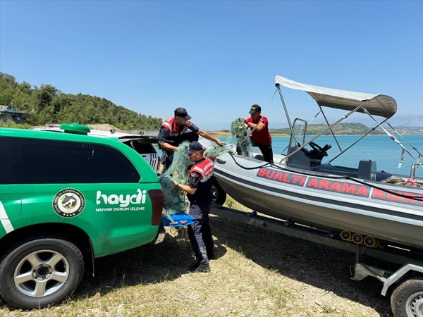 Adana'da baraj gölü havzası atıklardan arındırıldı