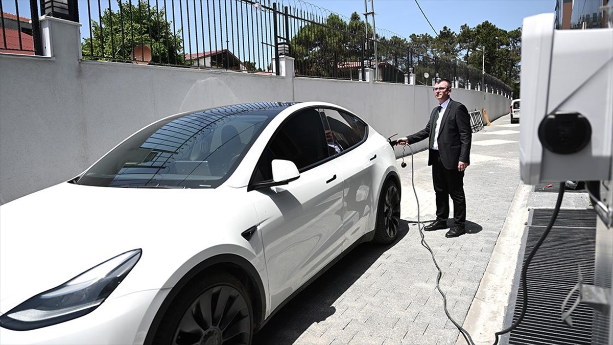 Kurban Bayramı tatilinde yola çıkacak elektrikli araç sürücülerine "şarj rotası planlama" önerisi