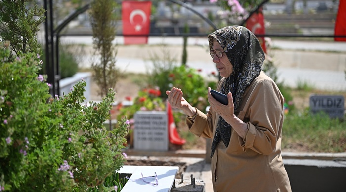 Depremlerden etkilenen Adana'da mezarlıklara hüzünlü ziyaret