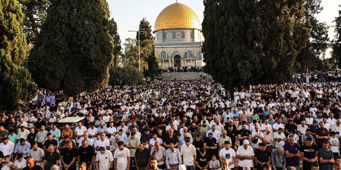 Mescid-i Aksa'da bayram namazı İsrail polisinin kısıtlamalarının altında kılındı