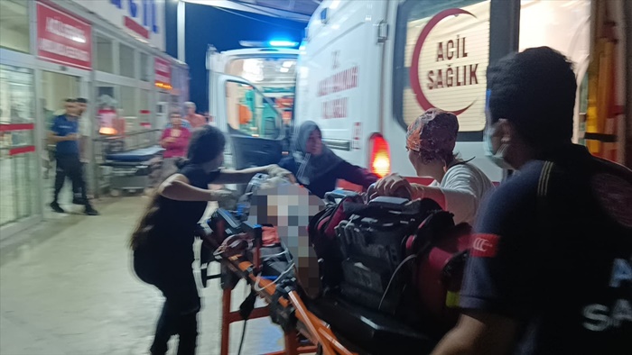 Adana'da 2 otomobil çarpıştı 6 kişi yaralandı