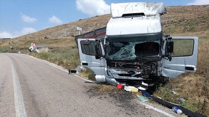 Adana'da tırla kamyonetin çarpışması sonucu 3 kişi öldü, 2 kişi yaralandı