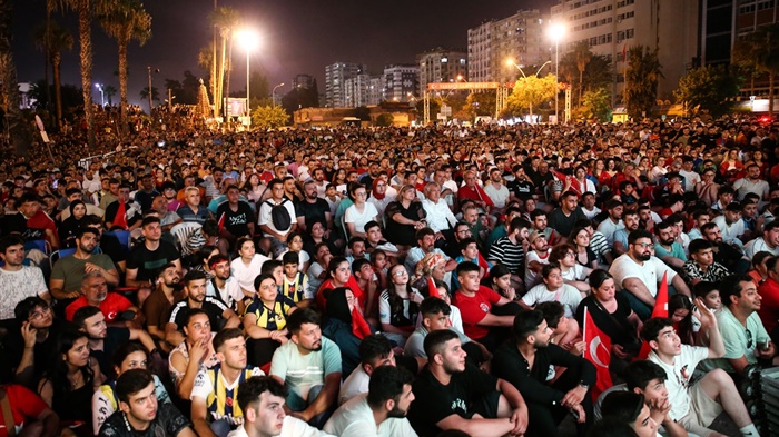 Hollanda-Türkiye maçı, Adana, Mersin, Hatay ve Osmaniye'de dev ekranlardan izlendi