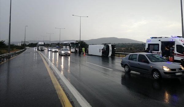 Adana'da tarım işçilerini taşıyan midibüsün devrilmesi sonucu 12 kişi yaralandı