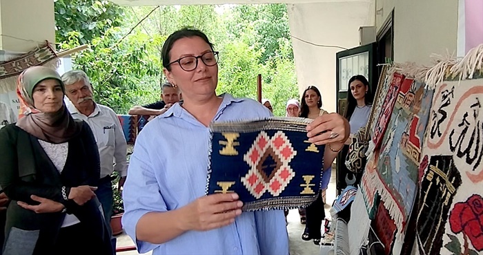 Moldovalı kadın, yerleştiği Adana'da kilim dokumayı öğretiyor