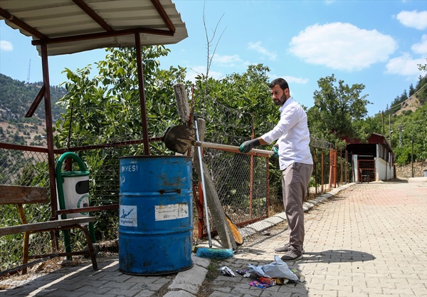 Adana'da görev yapan genç imam mahallesini güzelleştiriyor