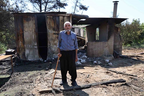 Orman yangınında evi yanan yaşlı adam: "80 yıllık evim başımıza yıkıldı"