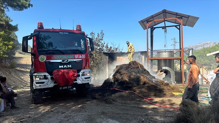 Adana'da lavanta işleme tesisinde çıkan yangın söndürüldü