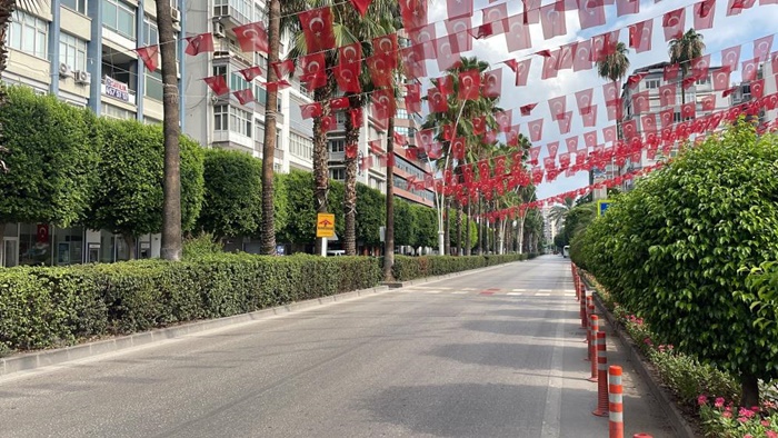 Adana'da kavuran sıcaklarla sokaklar boşaldı, kentteki sakinlik vatandaşı memnun etti