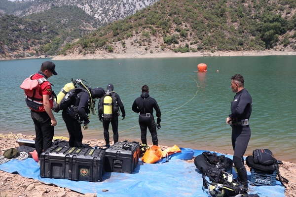 Adana'da göle düşen helikopter sudan çıkarıldı