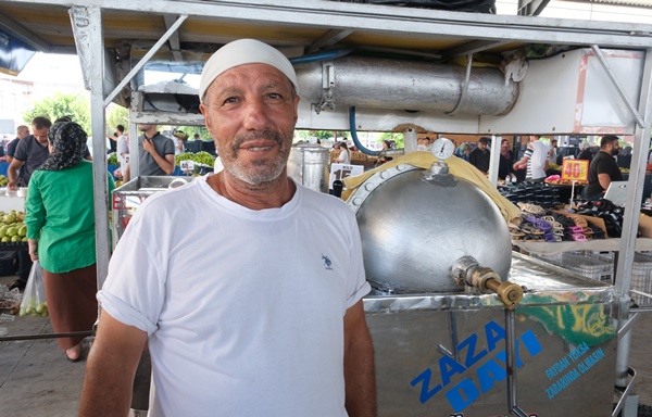 Adana sıcağında vatandaşlar ev yapımı gazoz ile serinliyor