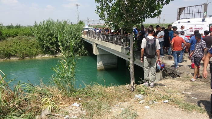 Kanala düşen araçlardaki yaralıları polis kurtardı