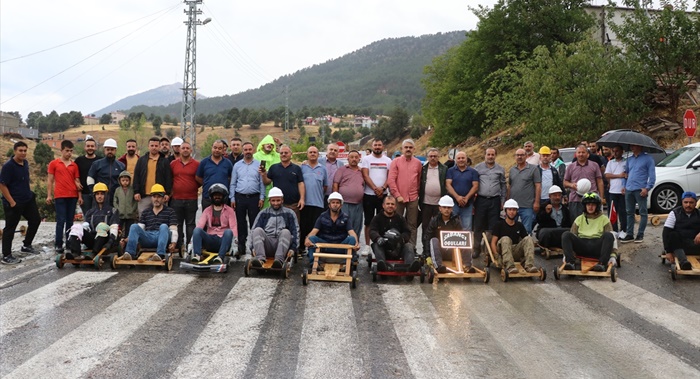 Adana'da yarışmacılar el yapımı tahta araçlarıyla birincilik için mücadele etti