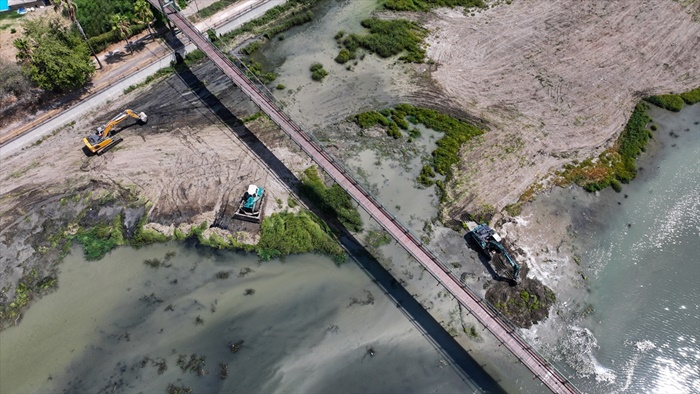 Adana'da DSİ ekiplerinin Seyhan Nehri'ndeki temizlik çalışması sürüyor