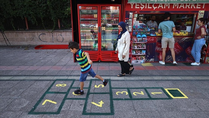 Mersin'de büfesinin önüne çizdiği "seksek", gencini yaşlısını çocukluğuna götürdü