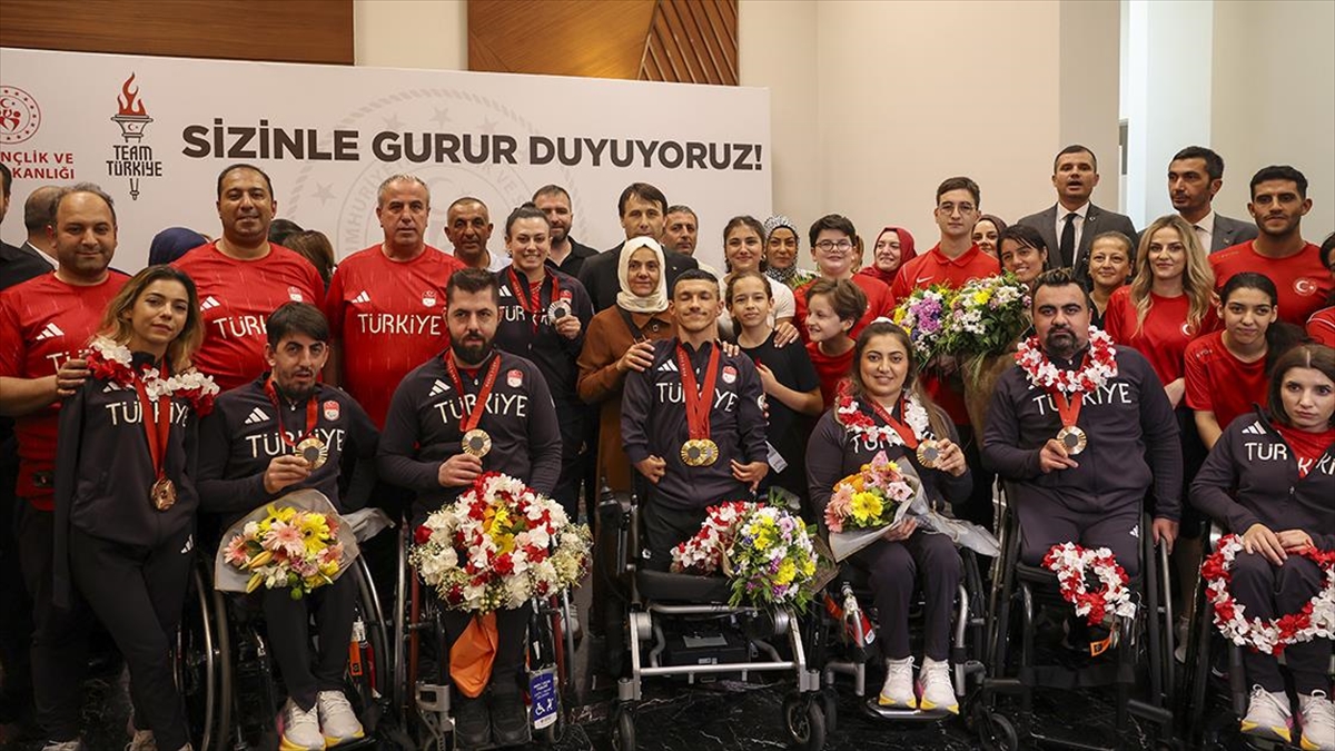 Paralimpik Oyunları'nda "tarih yazan" sporcular Türkiye'ye döndü