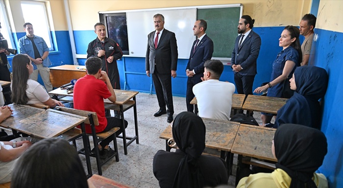 Astronot Gezeravcı Adana'da öğrencilerin geliştirdiği rokete "Zıpkın" adını verdi