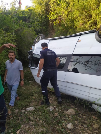 Adana'da devrilen okul servisindeki 9 kişi yaralandı