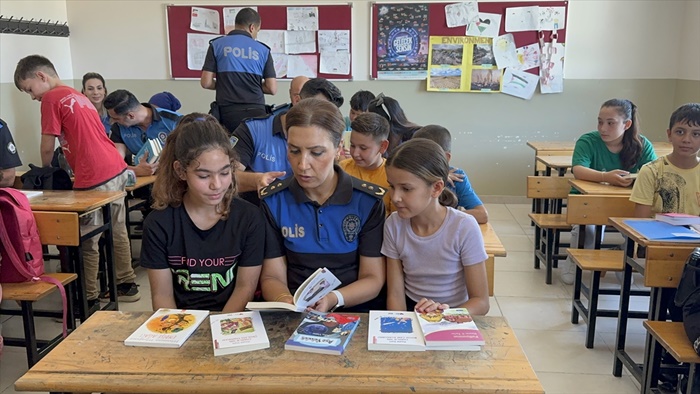 Adana'da polis öğrencilerle aynı sıralarda kitap okudu