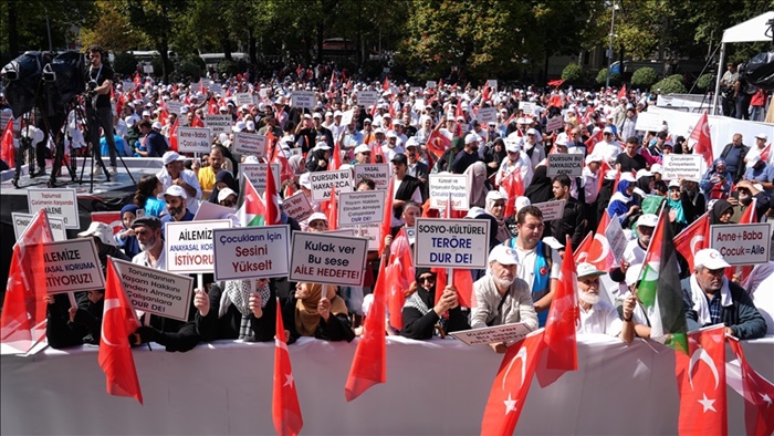 İstanbul'da LGBT propagandasına karşı "Büyük Aile Buluşması" sessiz yürüyüşle tamamlandı