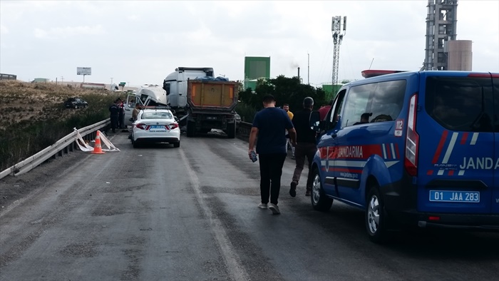 Adana'da tır ile servis minibüsünün çarpışması sonucu 4 kişi öldü, 6 kişi yaralandı