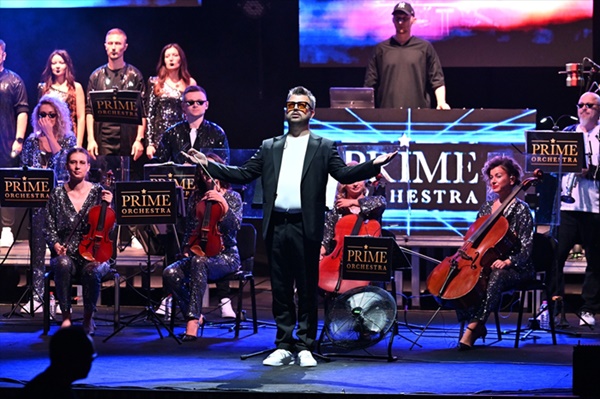 Ukraynalı müzik grubu, savaştan etkilenenlere destek için Adana'da konser verdi