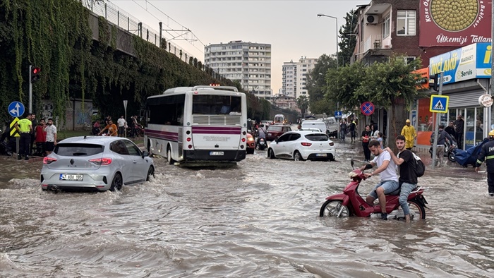 Adana'da sağanak ve şiddetli rüzgar hayatı olumsuz etkiledi