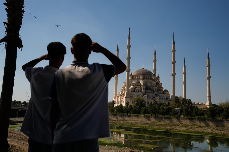 Bayraktar Akıncı Adana ve Mersin'de selamlama uçuşu yaptı