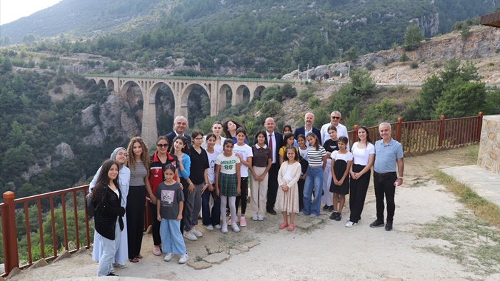 Adana'da kız öğrenciler tarihi Varda Köprüsü'nü gezdi