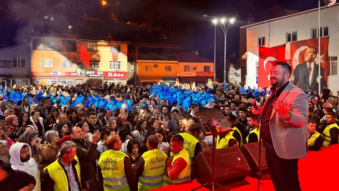 Şarkıcı Hüseyin Kağıt, Adana'da Cumhuriyet Bayramı dolayısıyla konser verdi