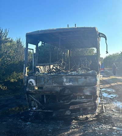 Kozan'da tarım işçilerini taşıyan midibüs yandı