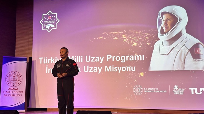 Astronot Alper Gezeravcı, Adana'da okul yöneticileriyle söyleşi yaptı