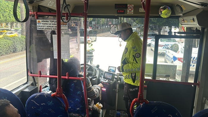 Adana'da trafik polisleri toplu taşıma araçlarını sivil denetledi