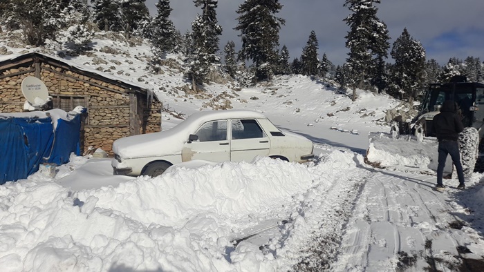 Adana’da karda mahsur kalan yayla sakinleri ve çobanlar kurtarıldı