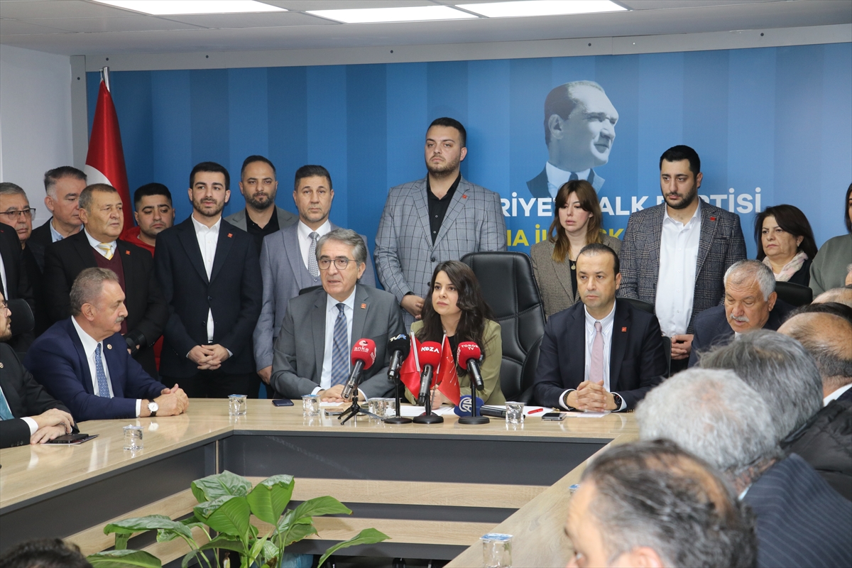 CHP'li Karatepe ve Demir, Adana'da basın mensuplarıyla buluştu