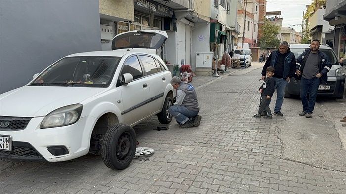 Adana'da 34 aracın lastiğini kesen 2 kişi gözaltına alındı