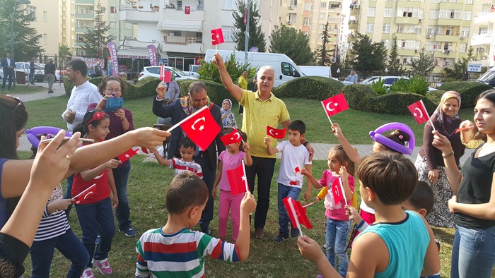 MHP Adana İl Bayrak dağıttı