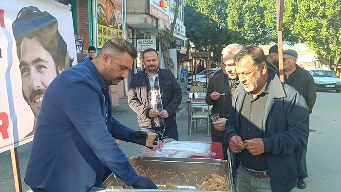 Adana'da bir esnaf, vefat eden Ferdi Tayfur için helva dağıttı