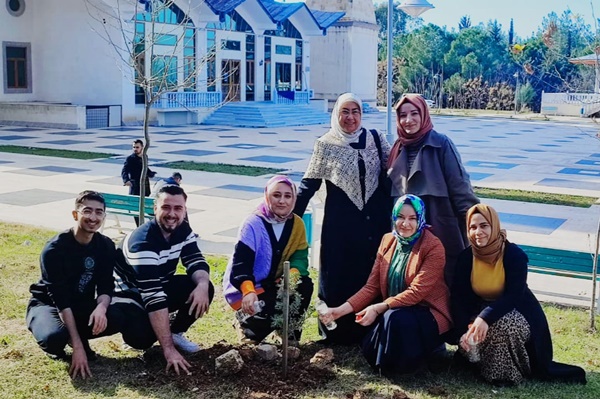 Çukurova Üniversitesi İlahiyat Fakültesi Öğrencileri Yeşil Kampüs İçin Kolları Sıvadı