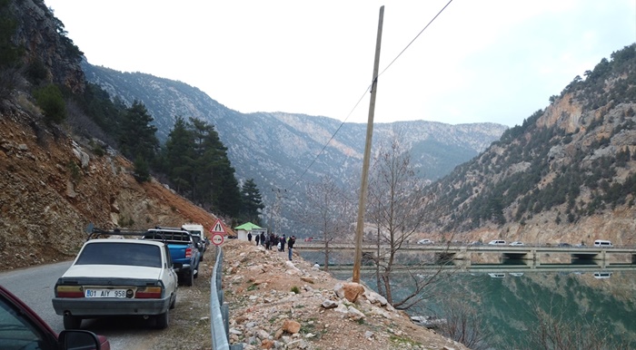 Adana'da içinde bir kişinin bulunduğu araç baraj gölüne düştü