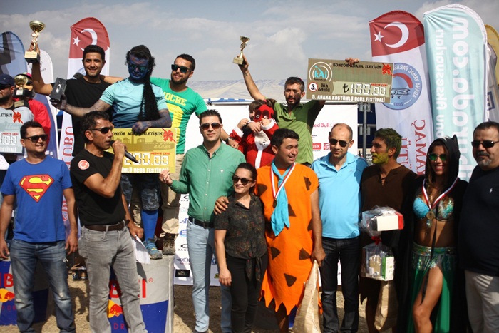 Kostümleriyle uçtular 