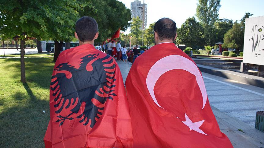 Arnavutluk'taki FETÖ okullarına Türk bayrağı yasağı