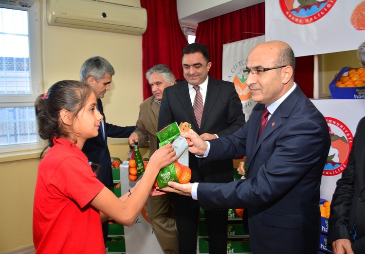 Her hafta bin öğrenciye narenciye dağıtılıyor