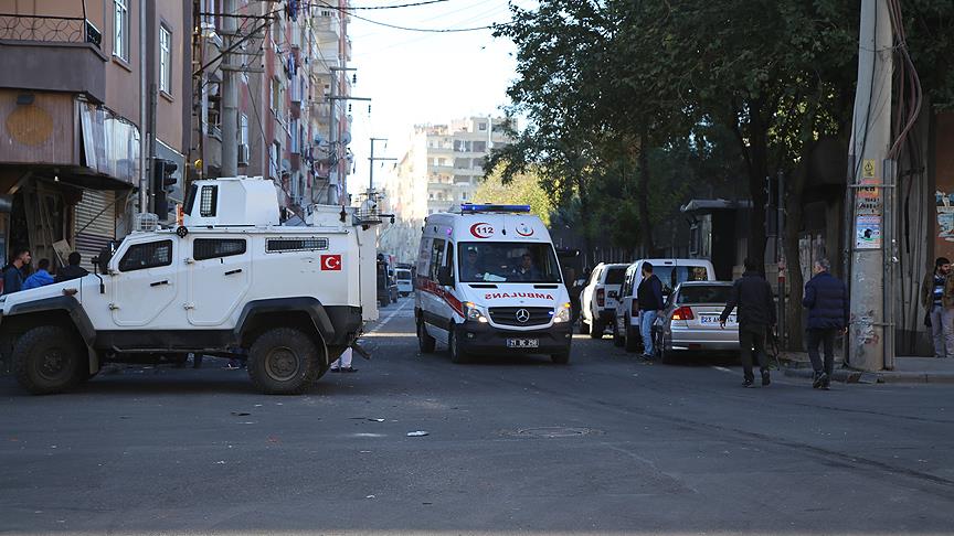 Diyarbakır'da bomba yüklü araçla saldırı: 2'si polis 8 şehit