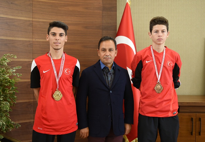 Başarılı tekvandoculardan Başkan Uludağ’a ziyaret